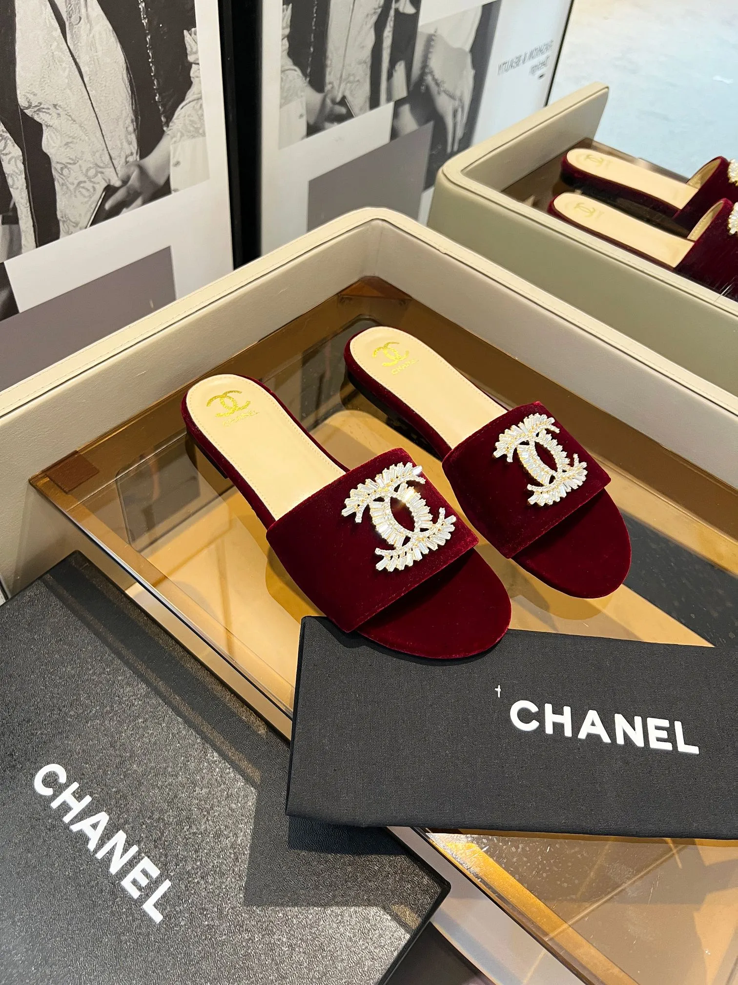 👟👟Ex-factory price 420👟👟 Genuine leather bottom +40 🎉🎉🎉Chanel Xiaoxiang C family sandals series official website synchronization, classic and elegant, casual wear 🌹🌹🌹🌹Original logo ~ Made of imported cowhide and C family custom fabrics, a variety of colors for the goddess to choose from! ❤️❤️❤️❤️ Code number: 36~40 (customized 35, 41, 42, 43, 44 are not returnable or exchangeable): Rubber leather sole +40